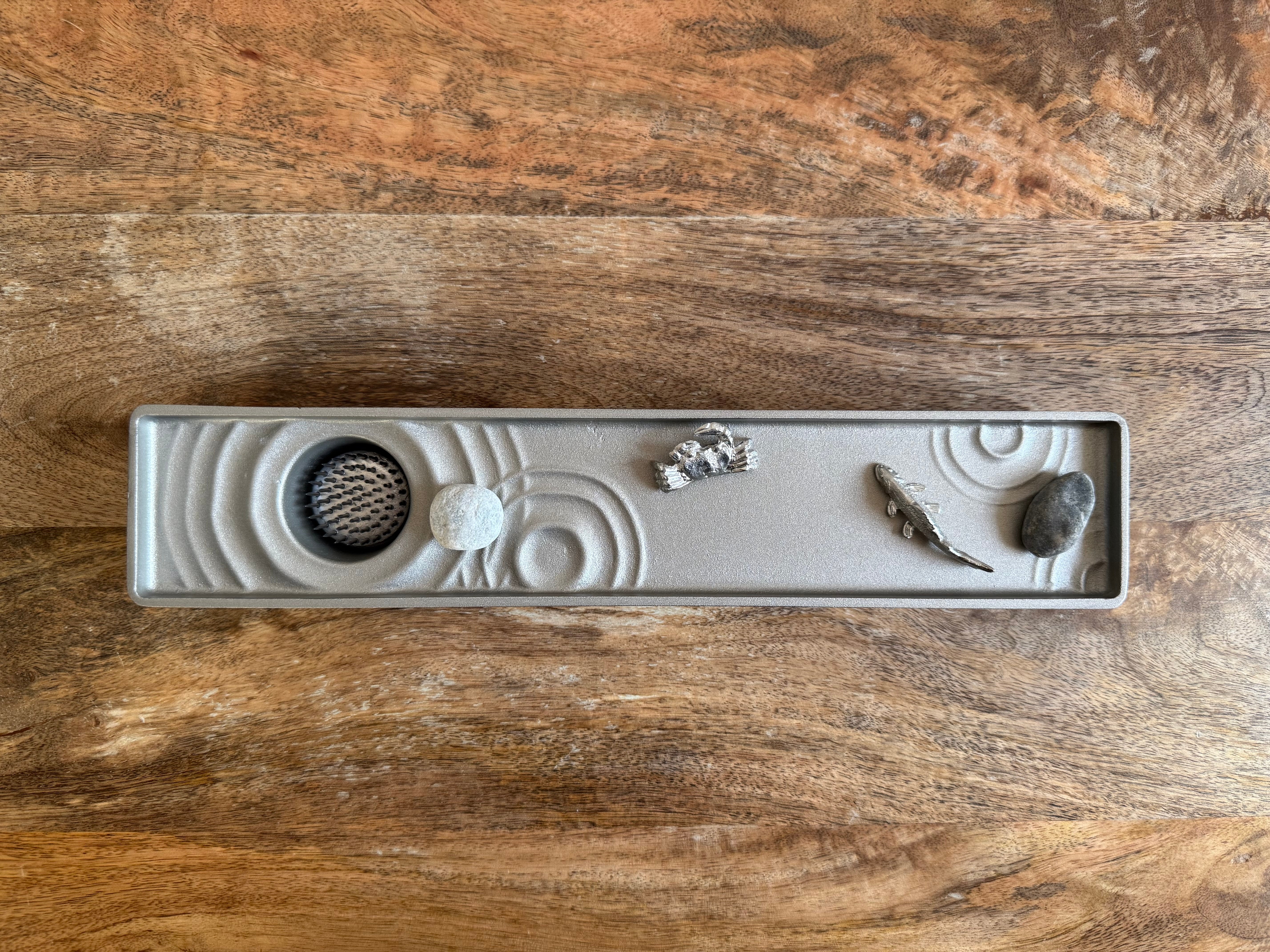 Stones, fish and crab: Ikebana vase accessory