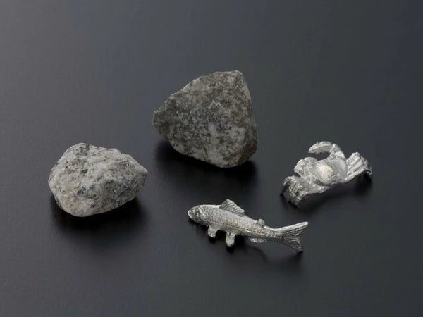 Stones, fish and crab: Ikebana vase accessory